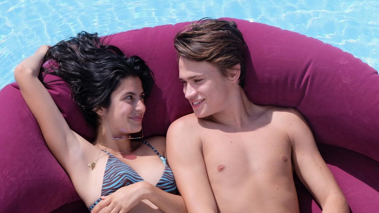 Sotto il sole di Riccione: il teaser ufficale del film Netflix scritto da Enrico Vanzina