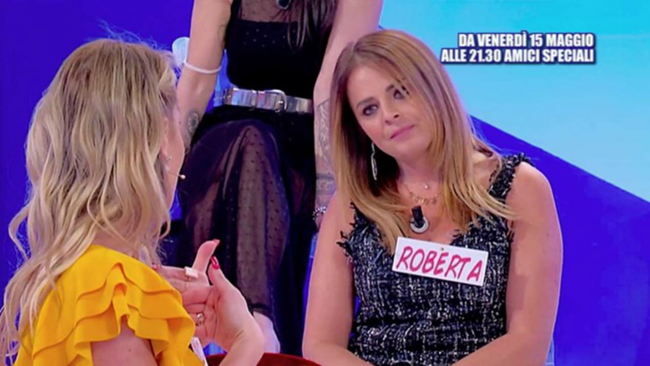 Uomini e Donne, Veronica Ursida e Roberta Di Padua ai ferri corti: interviene Maria De Filippi