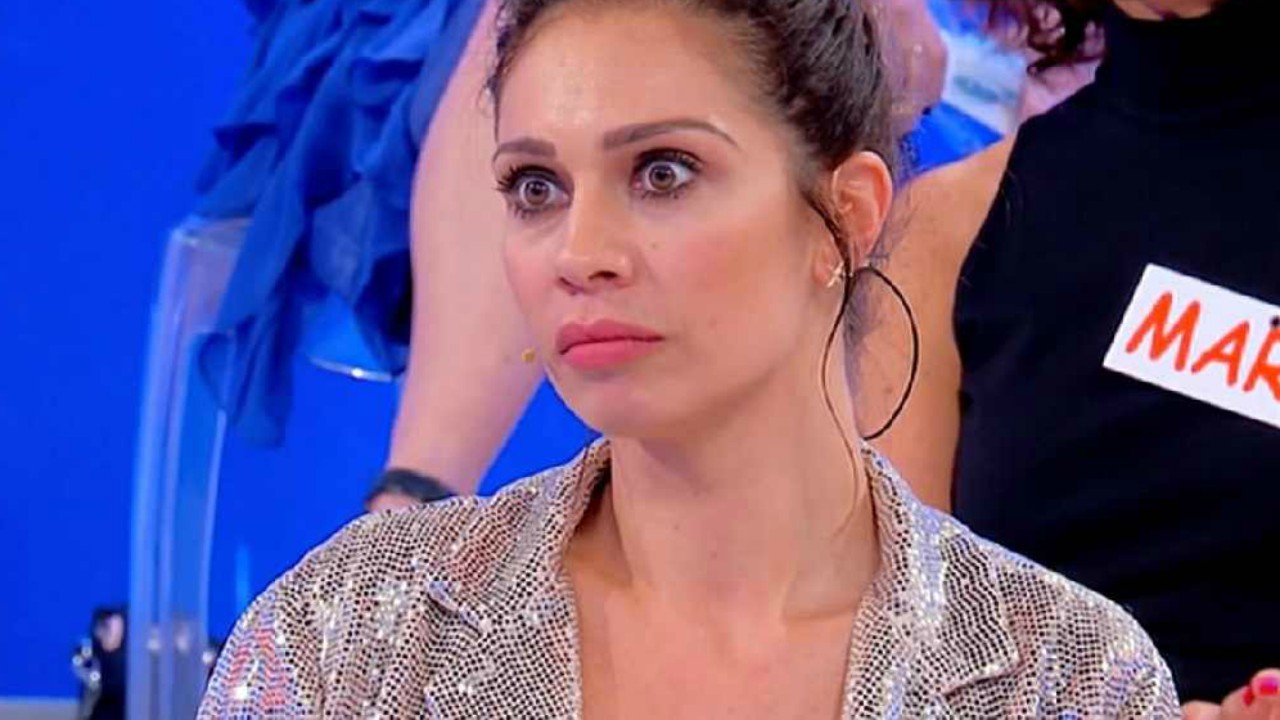 Uomini e Donne in onda oggi su Canale 5: la richiesta inaspettata di Enzo a Pamela, duro scontro tra Veronica e Roberta