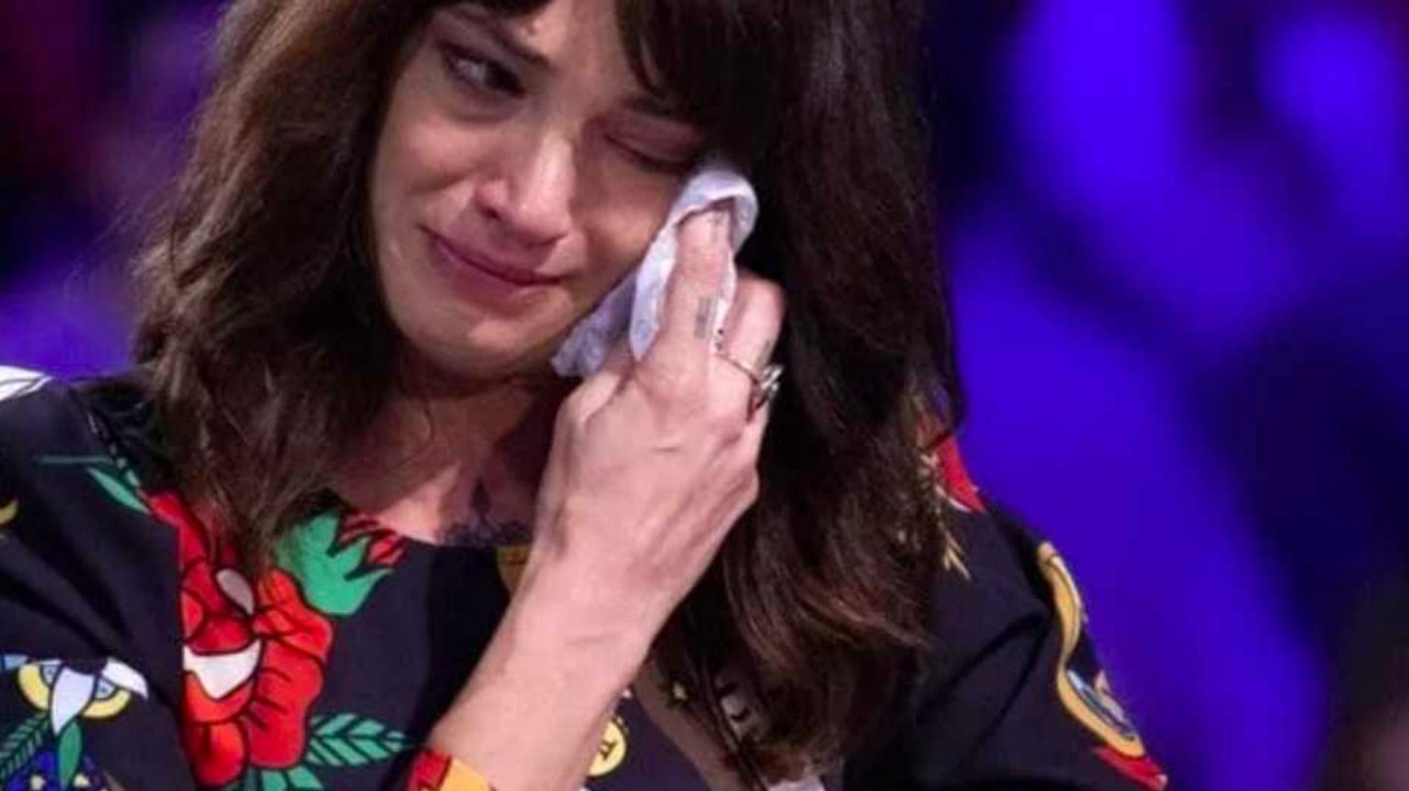 Asia Argento, irriconoscibile per il dolore, lancia un appello: "Ho bisogno di aiuto"