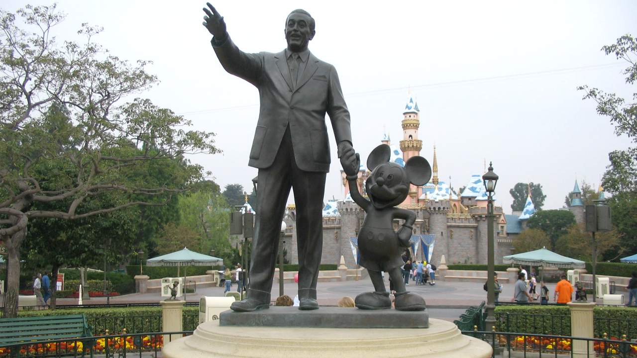 Disneyland riapre a metà luglio, un documentario per capire perché è una riapertura simbolica