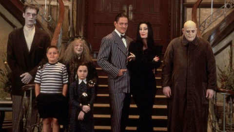La famiglia Addams: la trama, le curiosità, gli attori e i personaggi del film di Barry Sonnenfeld e non solo