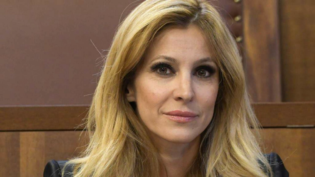 Grande Fratello Vip, dopo le polemiche il marito di Adriana Volpe incontra Andrea Denver: ecco cosa è successo