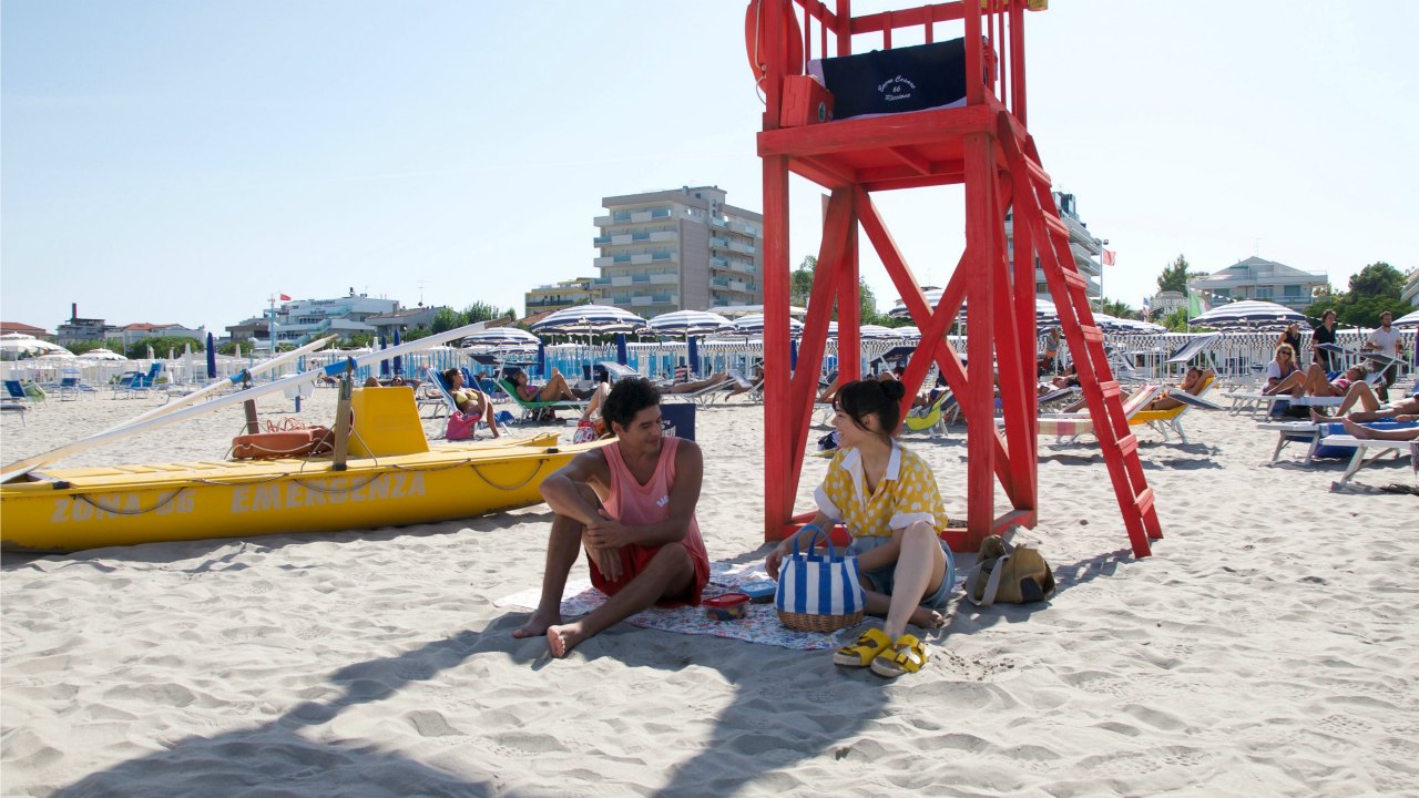 Sotto il sole di Riccione: il trailer della commedia scritta da Enrico Vanzina e diretta da YouNuts! per Netflix