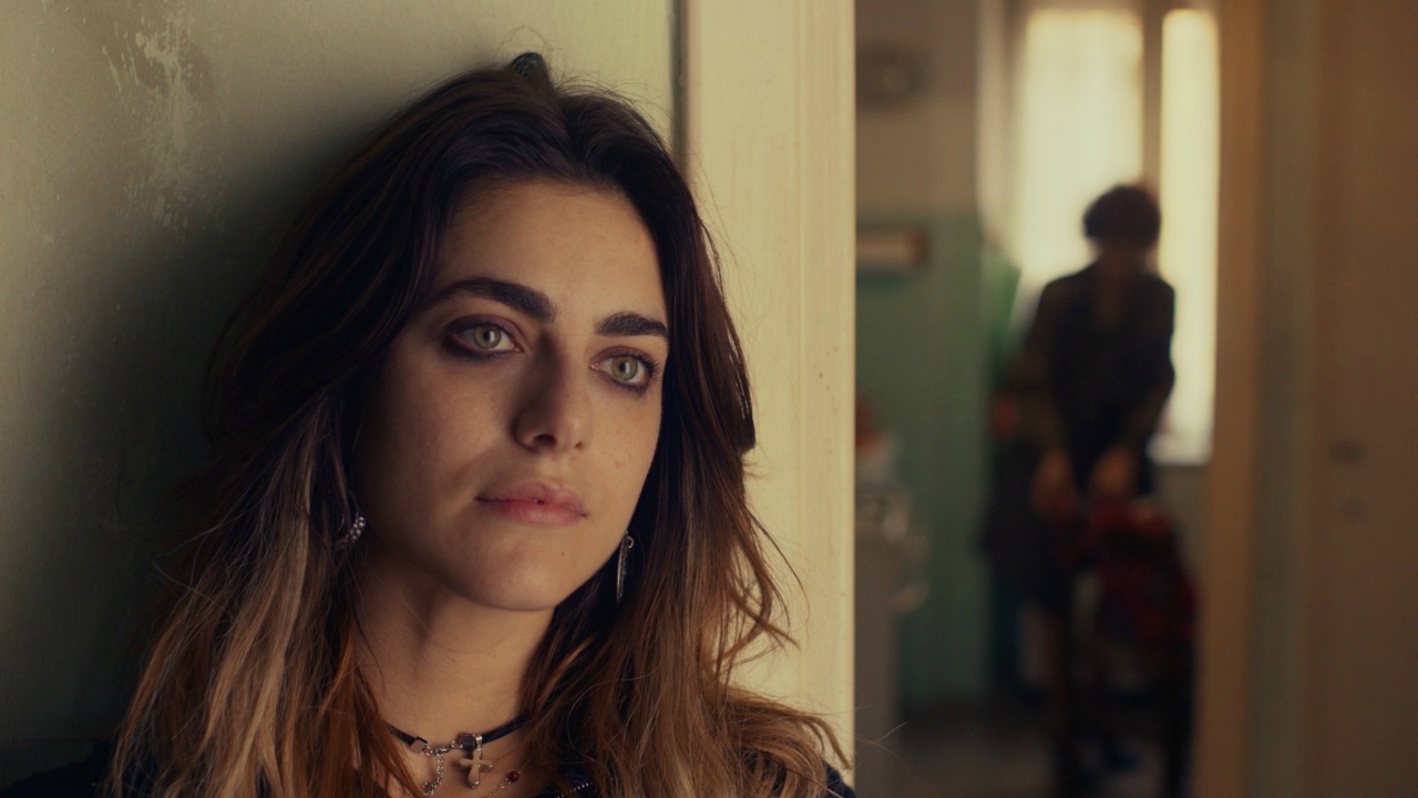 Miriam Leone e le sue splendide sopracciglia in una clip de L'amore a domicilio