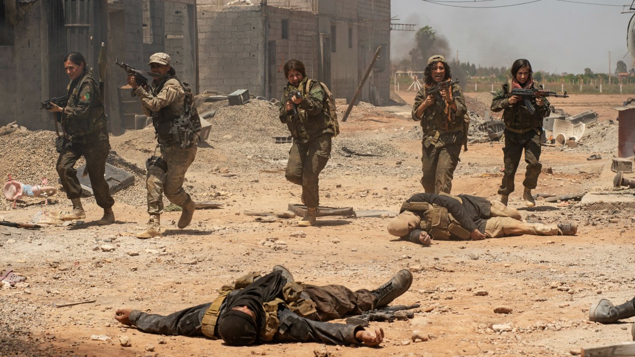 Red Snake: recensione del dramma francese sulla lotta delle guerrigliere curde contro l'ISIS con Maya Sansa