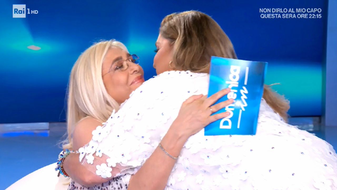 Domenica In, Romina Power in lacrime per la scomparsa della sorella, l'abbraccio con Mara Venier