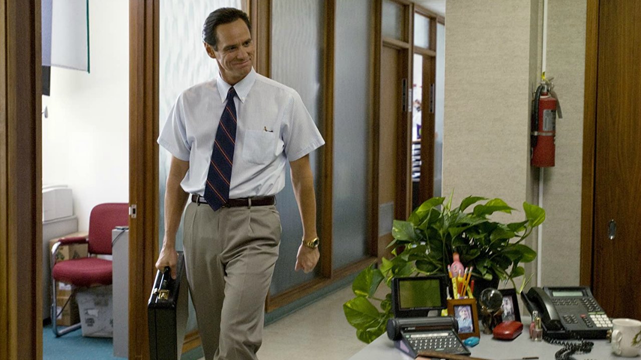Jim Carrey racconta Hollywood in un libro satirico di memorie, e ha paura che Tom Cruise possa picchiarlo