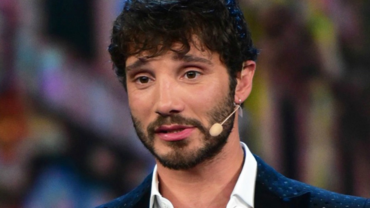 Stefano De Martino, dopo la smentita sul nuovo flirt arriva la segnalazione di Gabriele Parpiglia: "Ci sono due ragazze"
