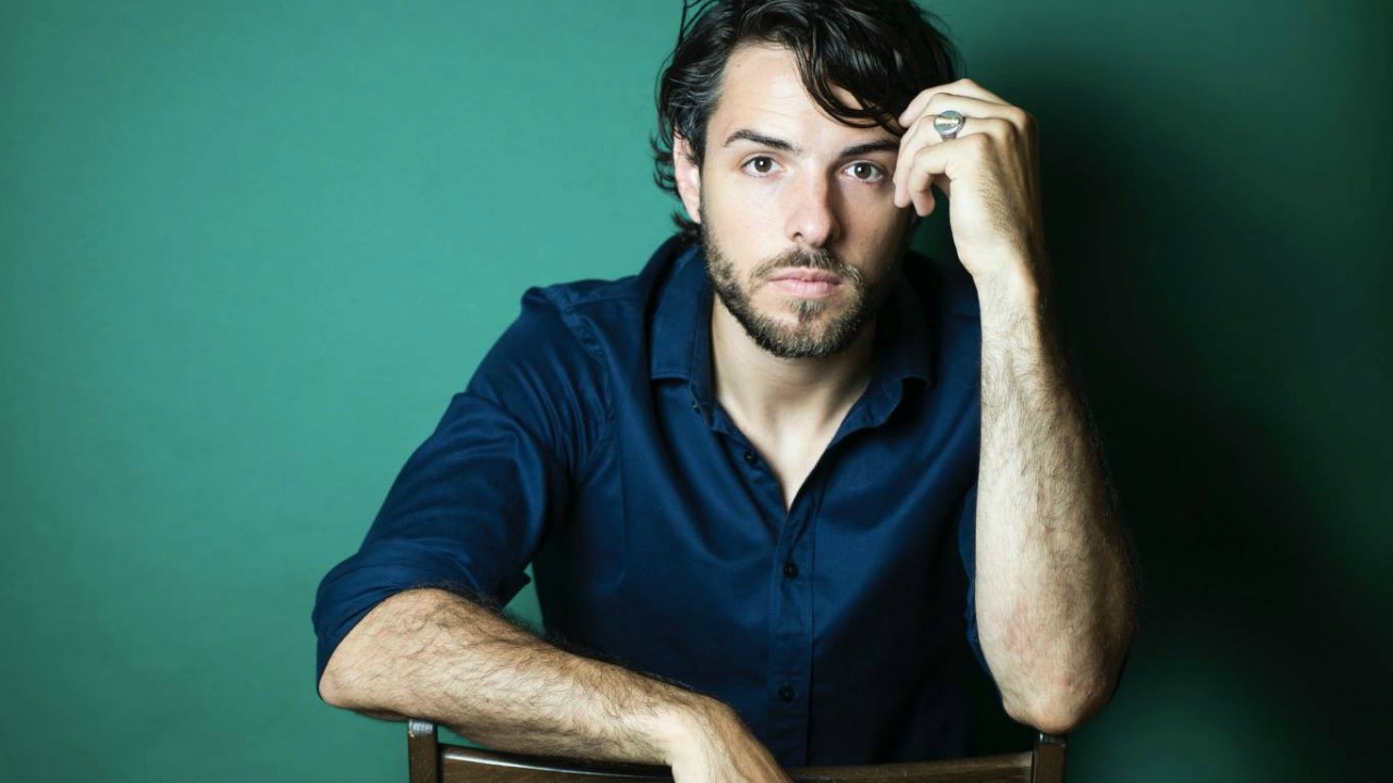 Un Posto al Sole, chi è Erik Tonelli, l'attore che interpreta Leonardo Arena? Vita privata, foto, curiosità e ultime news