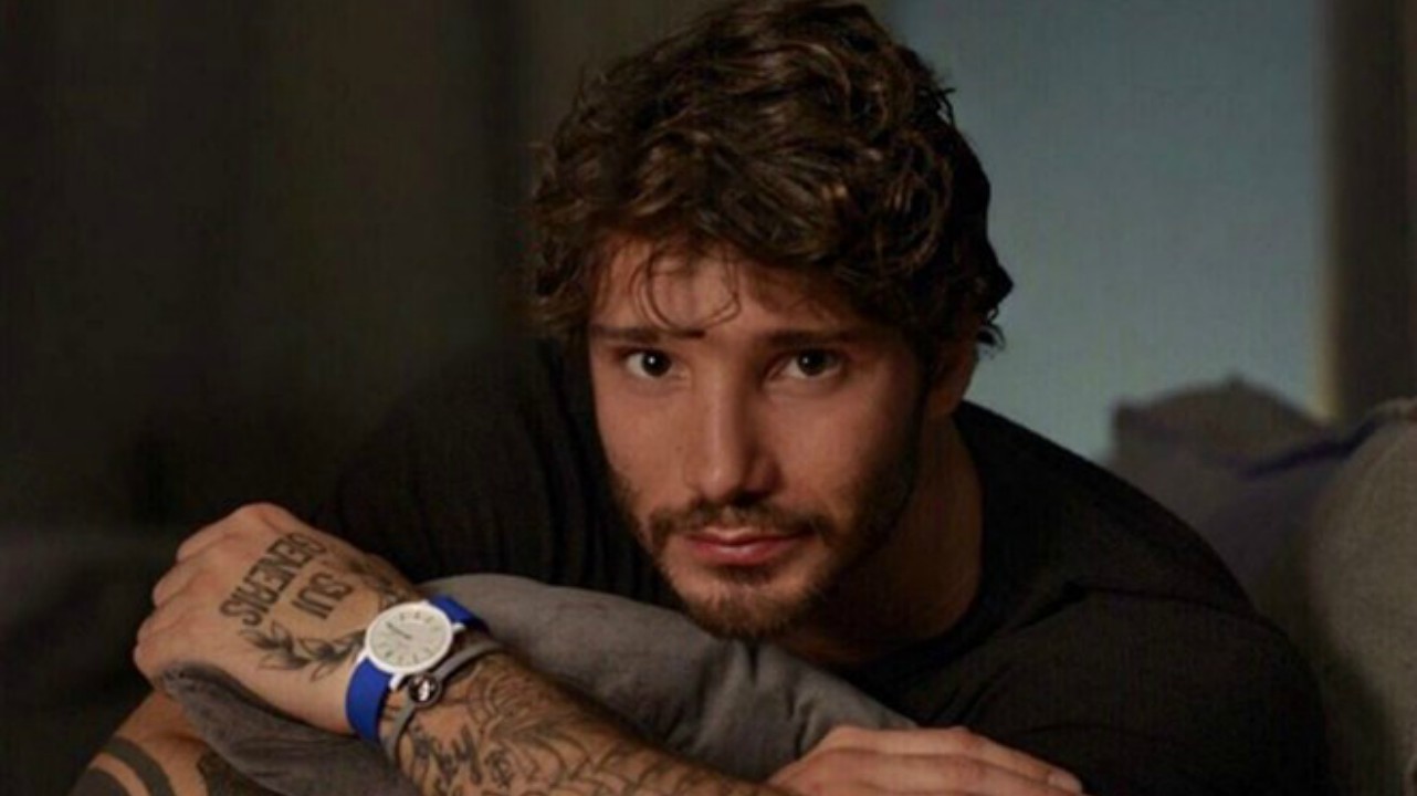 Stefano De Martino punzecchiato a Made in Sud, Belen Rodriguez si sfoga: "L'amore è per la gente vera"