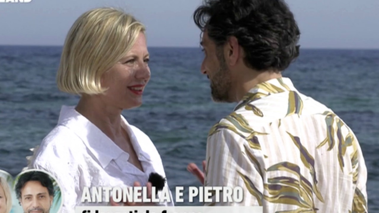 Temptation Island, Antonella Elia furiosa con Pietro Delle Piane per una tentatrice maggiorata: "Sei un maiale, vergognati"
