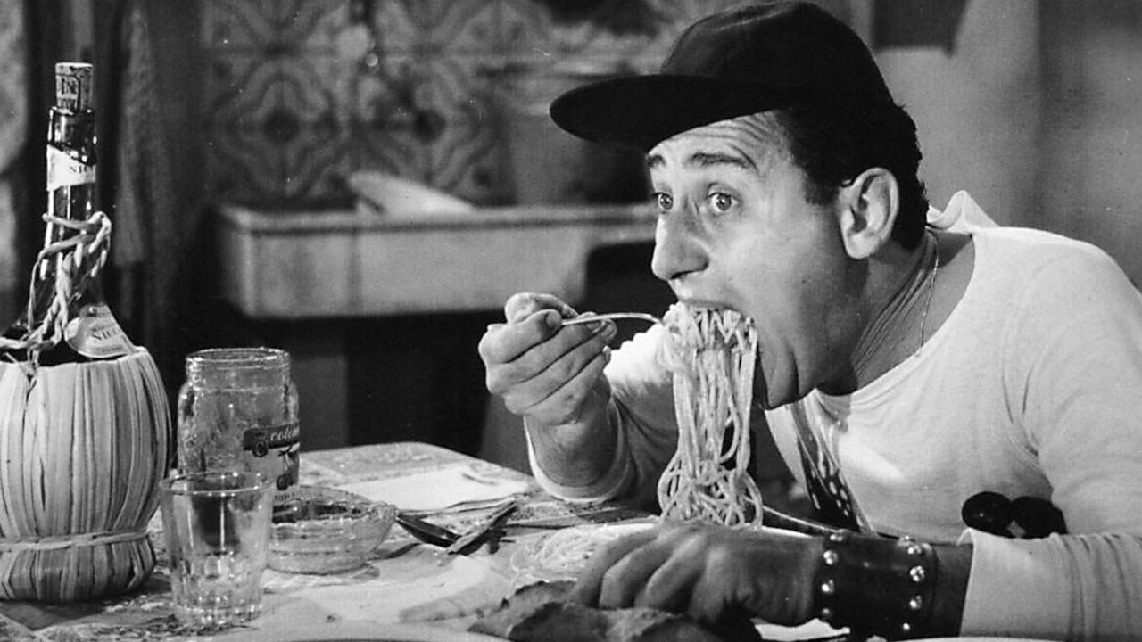 Un americano a Roma: la scena cult con Sordi e i maccheroni e il favoloso personaggio di Nando Mericoni