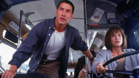 Speed: Keanu Reeves, Sandra Bullock, un bus che non può rallentare e la grande metafora del nostro presente
