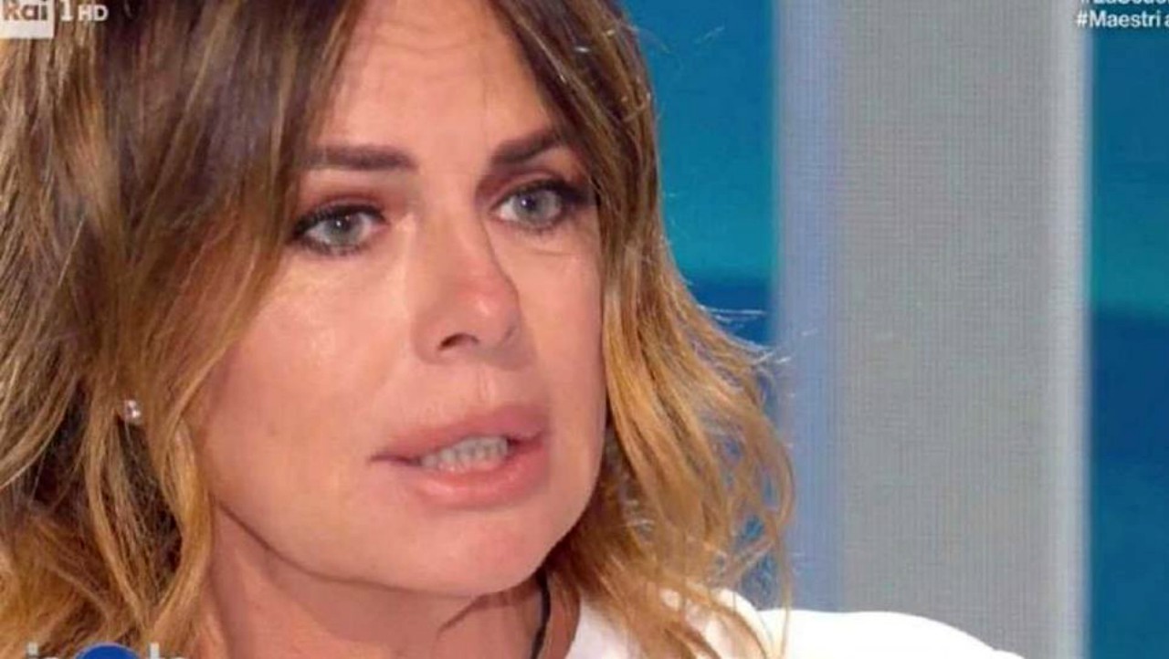 Paola Perego shock: "Io dall'esorcista, sembravo una posseduta. Mi hanno fatto bruciare cuscini e materassi"