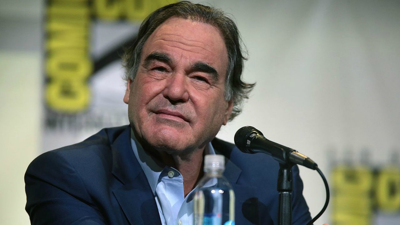 Per Oliver Stone, che torna a JFK, Hollywood è come il tè di matti di Alice nel paese delle meraviglie