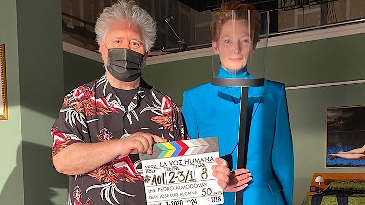 Pedro Almodovar torna al lavoro: è sul set con Tilda Swinton