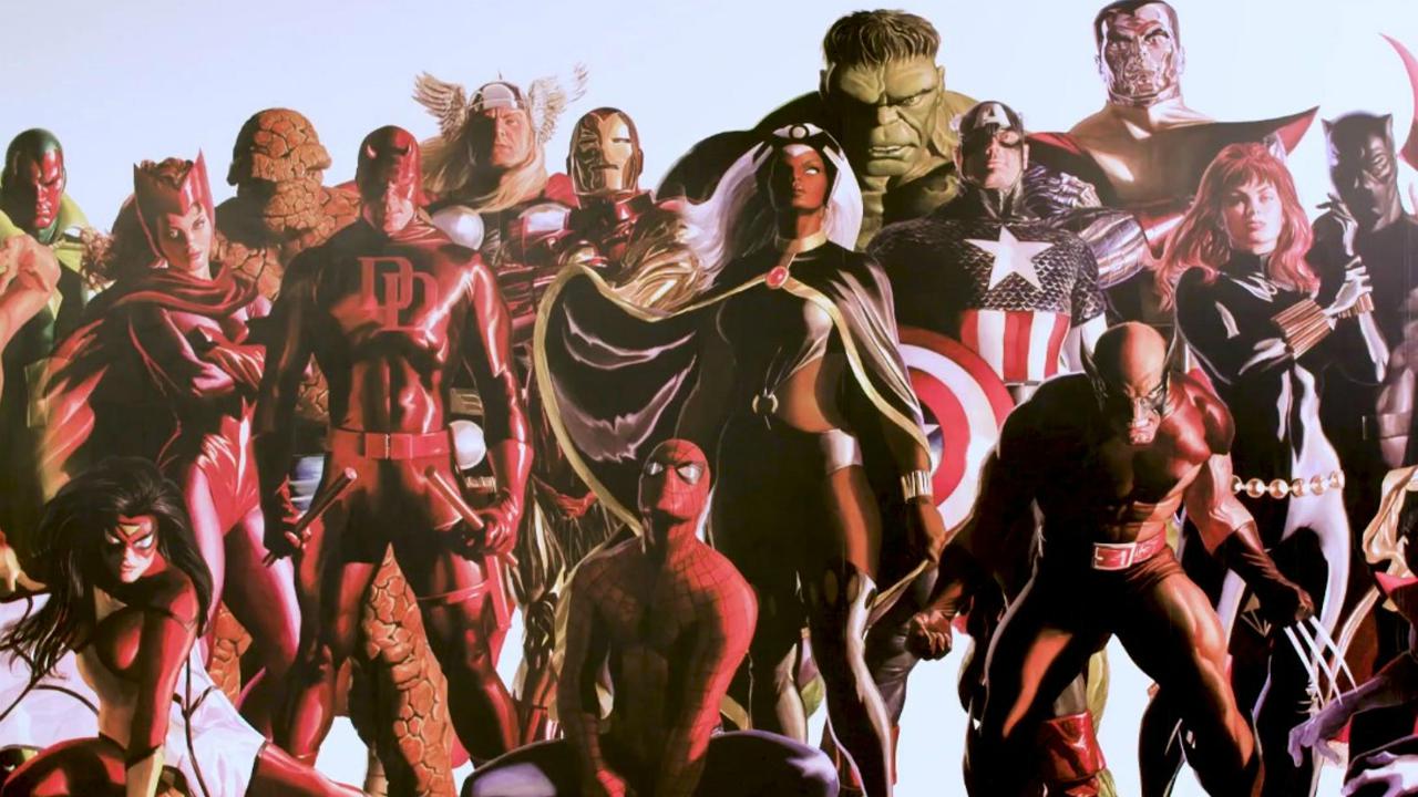 Alex Ross in azione su un gigantesco murale coi personaggi Marvel