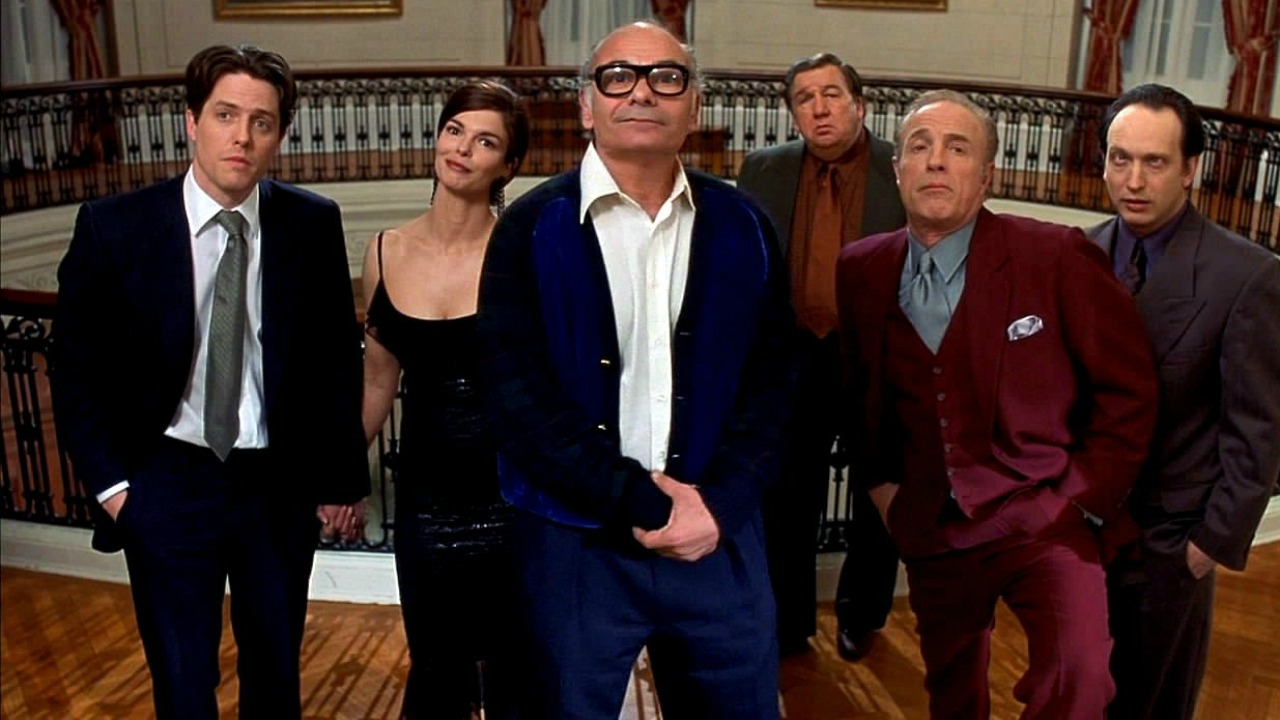 Mickey occhi blu, il romantico Hugh Grant alle prese con la mafia americana