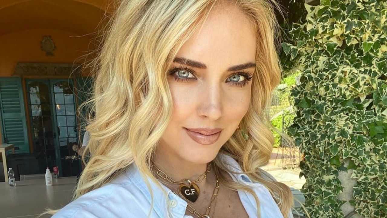Chiara Ferragni mostra il lato B poi spiazza: "Tutte abbiamo la cellulite"