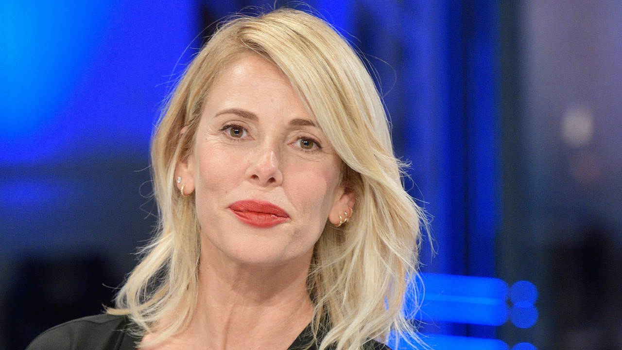 Alessia Marcuzzi è fiera delle sue 'gambe storte': "Me le hanno attaccate al contrario"