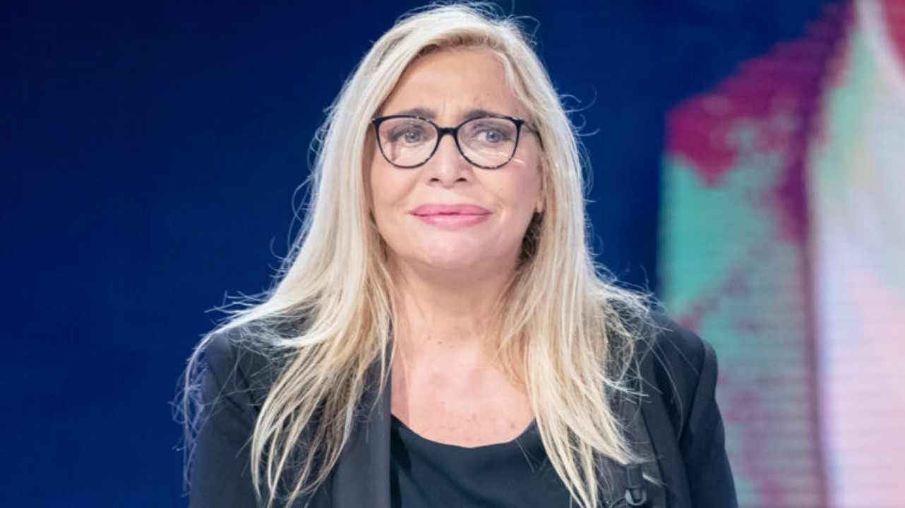 Mara Venier si infortuna di nuovo e commenta: "Mi devo far benedire"