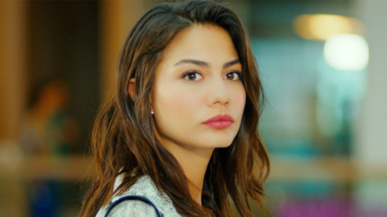 Daydreamer, Demet Ozdemir paparazzata in Bikini: aspre Critiche per il suo corpo (FOTO)