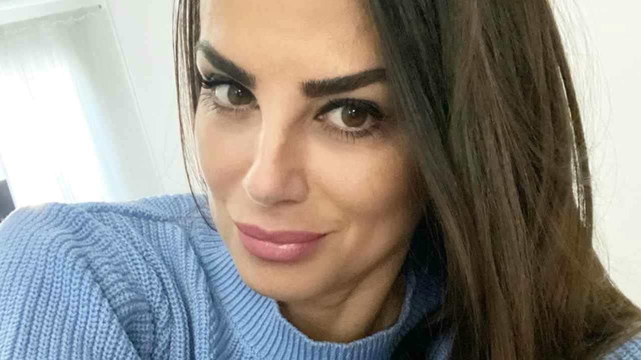 Grande Fratello Vip, è polemica per la foto di Serena Enardu: l'ex tronista ha dimenticato Pago?