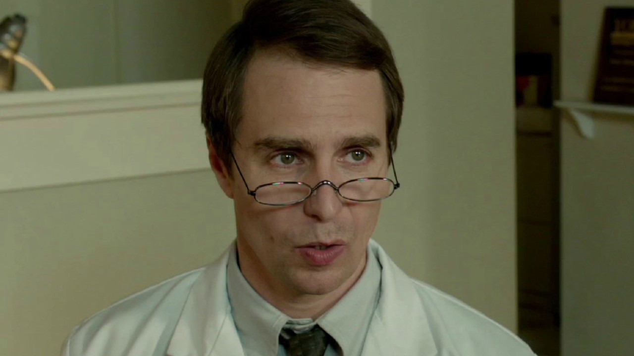 La formula della felicità: il personaggio vero che ha ispirato la commedia con Sam Rockwell farmacista impazzito