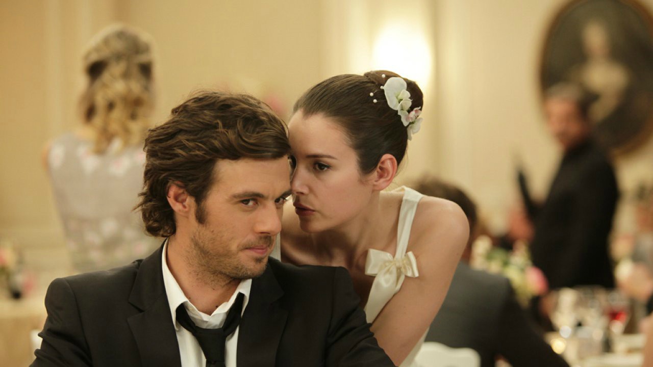 Se sposti un posto a tavola: la commedia francese che ha ispirato Un amore e mille matrimoni con Sam Claflin