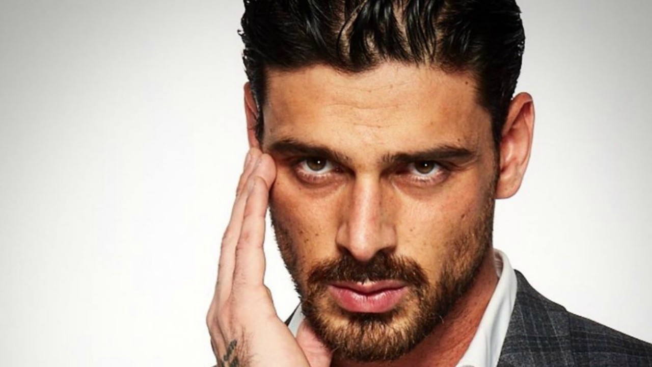 Michele Morrone replica alle dure critiche: "Personaggio negativo che sta facendo cose sbagliate"
