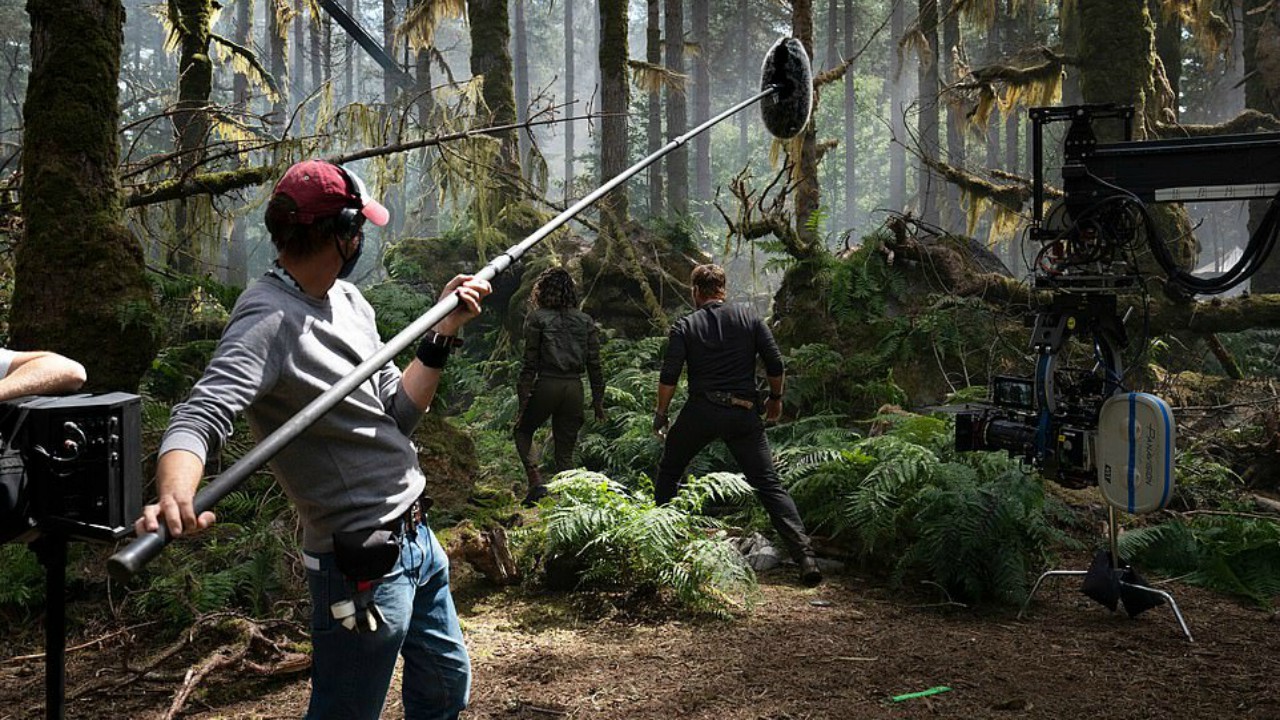 Jurassic World 3: nuove foto dal set con il cast e la troupe alle prese con le misure anti Covid