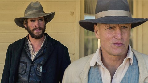Il Duello: Woody Harrelson contro Liam Hemsworth nel vecchio west