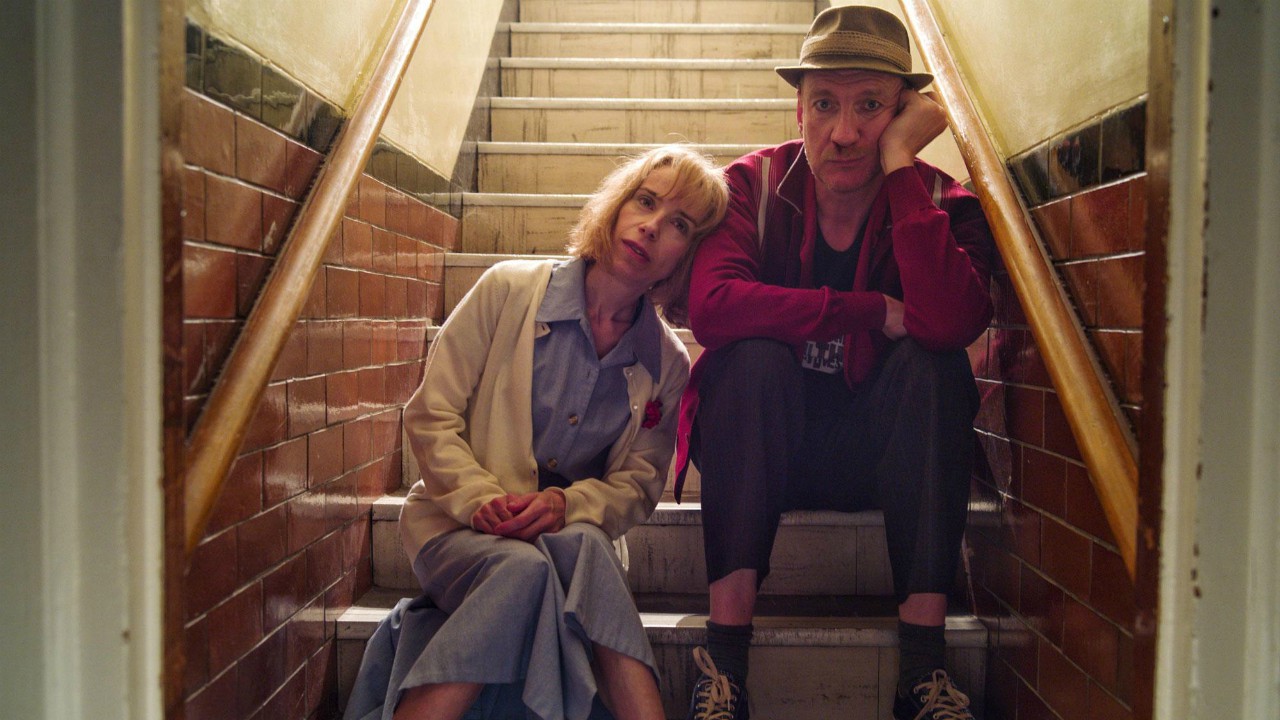 Eternal Beauty: Sally Hawkins e David Thewlis innamorati strambi nel trailer della rom com