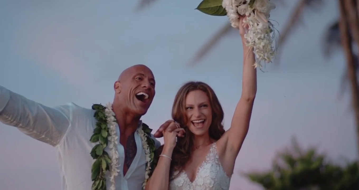 Quel romanticone di Dwayne Johnson regala ai fan un video per il suo primo anniversario di nozze
