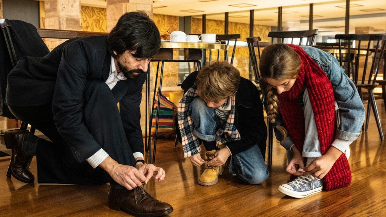 Lacci e mascherine: il Festival di Venezia 2020 al via col film di Daniele Luchetti che "ci riguarda tutti"