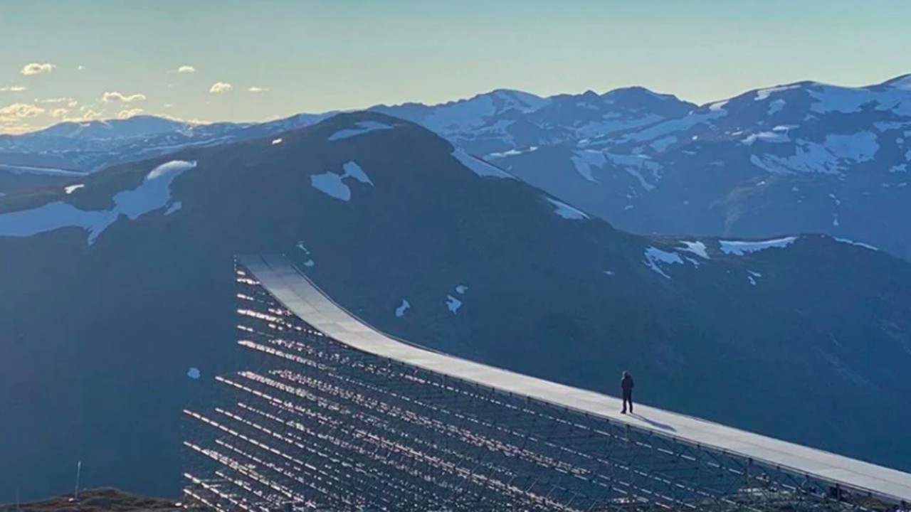 Mission Impossible 7: Tom Cruise sulla strada per il cielo in una nuova spettacolare foto dal set