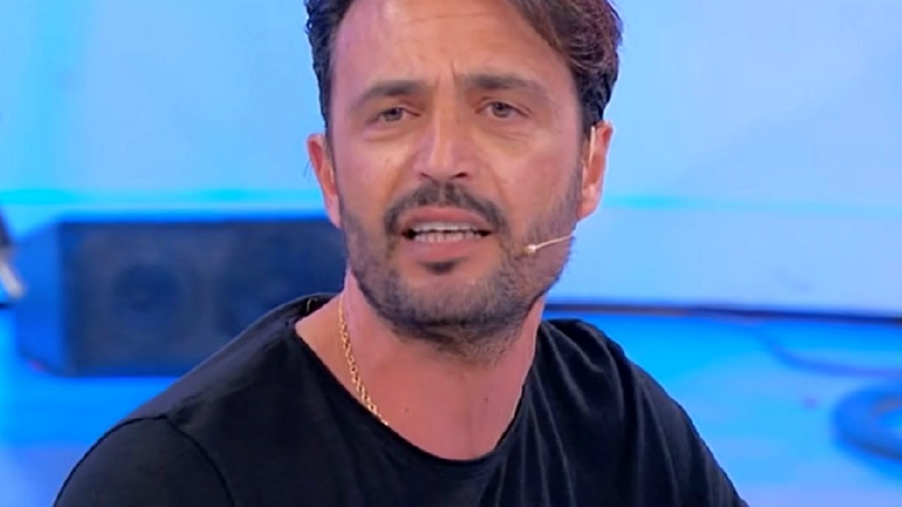 Uomini e Donne in onda oggi su Canale 5: scontro tra Armando Incarnato e Tina Cipollari, prime esterne per Jessica e Sophie