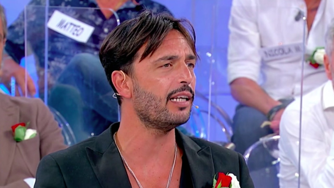 Uomini e Donne, Armando Incarnato attaccato da Karina Cascella: "Ma chi ti si piglia"