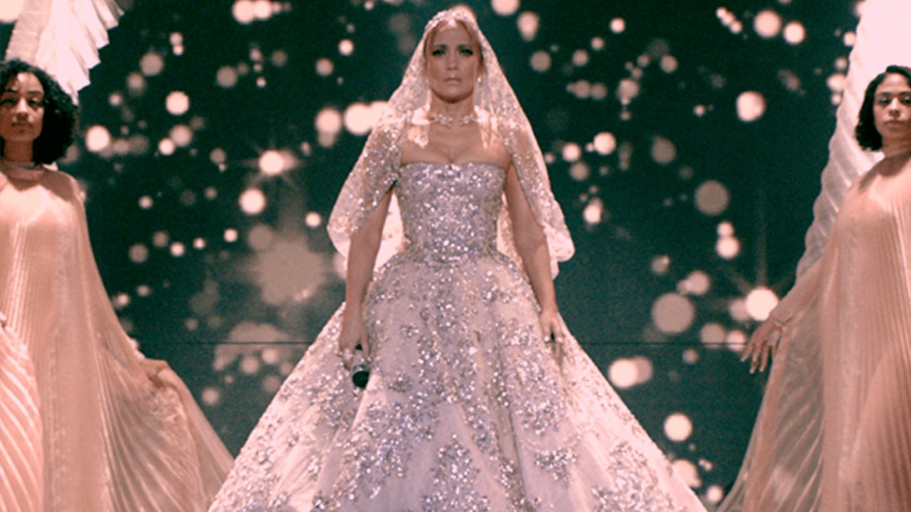 Marry Me: Jennifer Lopez sposa super kitsch in un assaggio della rom com con Owen Wilson
