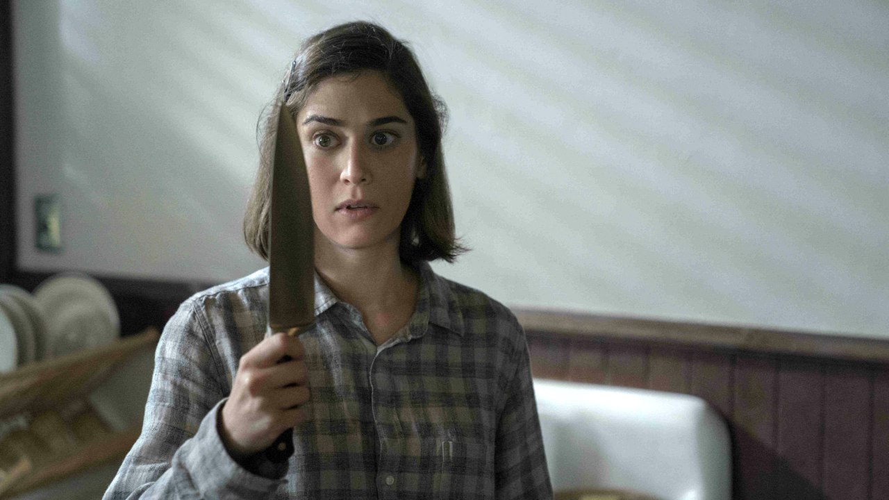 Lizzy Caplan protagonista di Cobweb, l'horror del creatore di Marianne