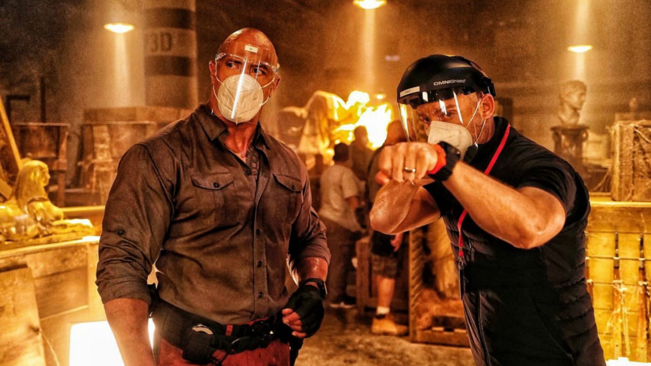 Red Notice: Dwayne Jonson nella prima foto dal set che ha riaperto i battenti