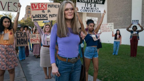 The Glorias: il trailer del biopic su un'icona femminista con Julianne Moore e Alicia Vikander