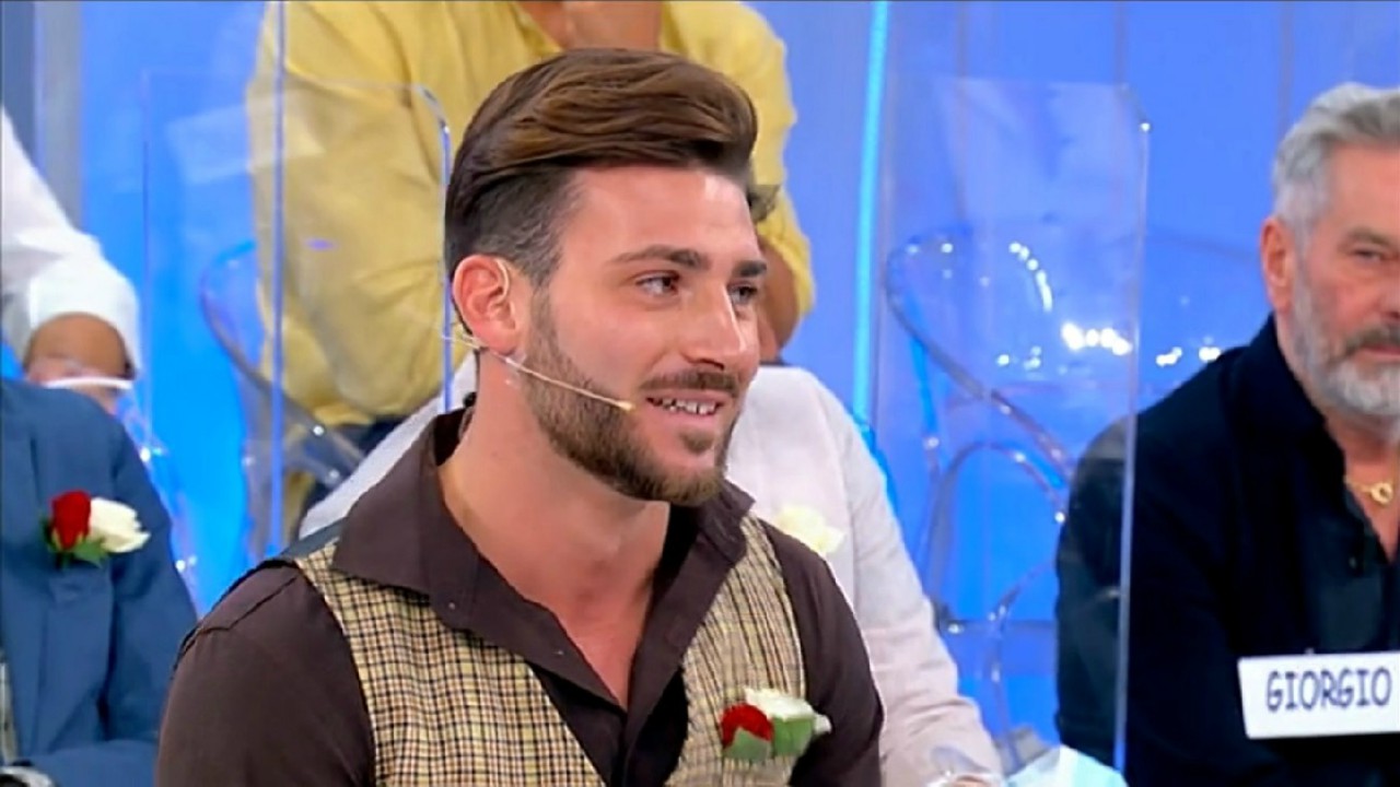 Uomini e Donne in onda oggi su Canale 5: Nicola Vivarelli chiede scusa a Gemma Galgani, nuovo confronto in studio