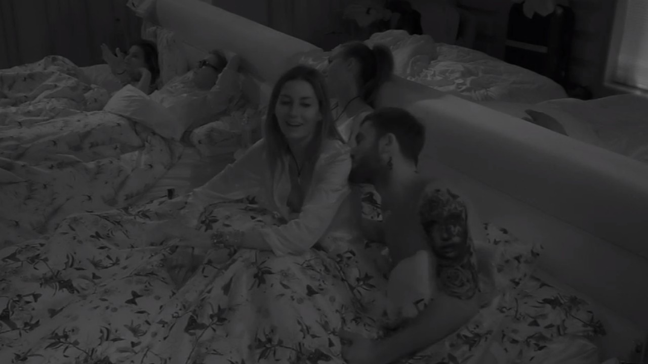 Grande Fratello Vip: Elisabetta Gregoraci e Pierpaolo Petrelli insieme sotto le coperte, Video
