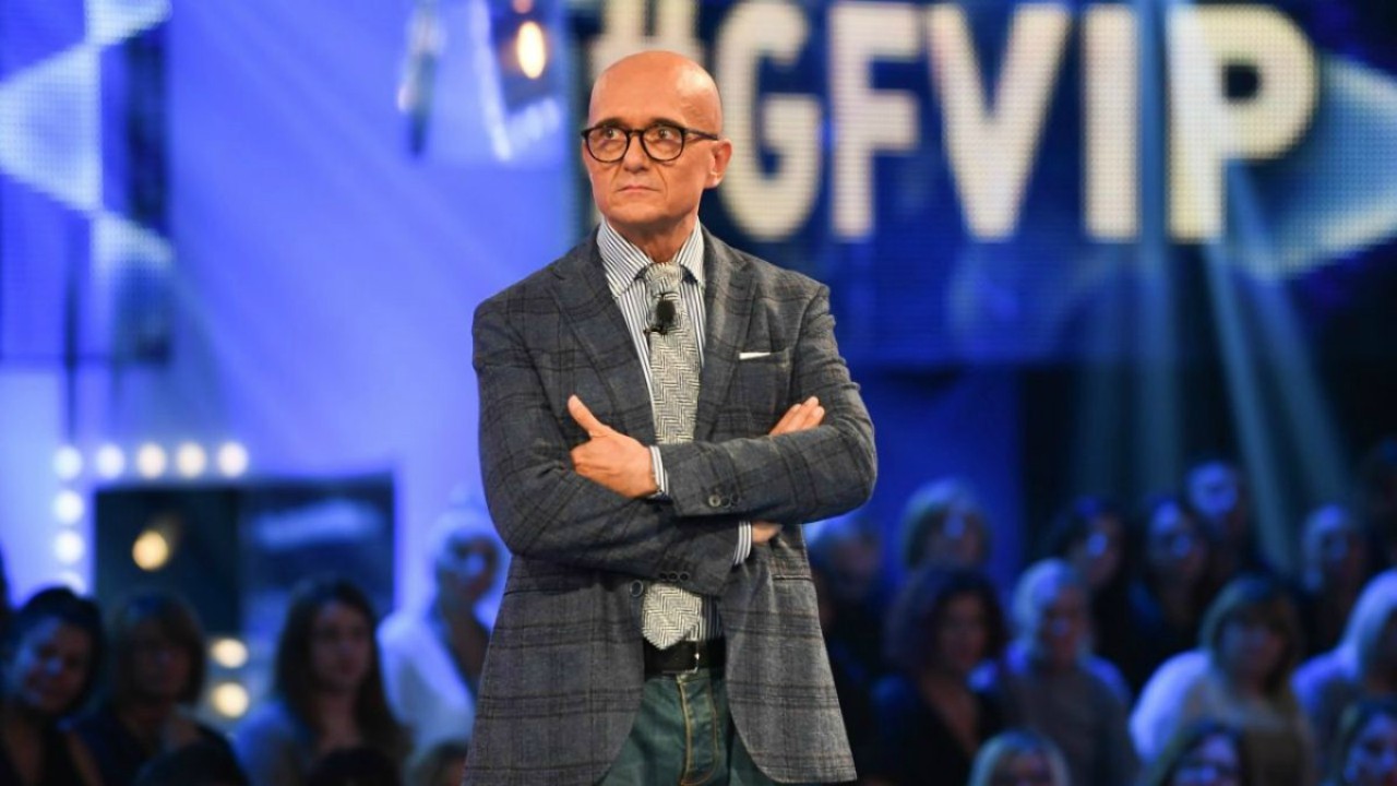 Grande Fratello Vip, stop Ares Gate per Alfonso Signorini? Mediaset diffidata