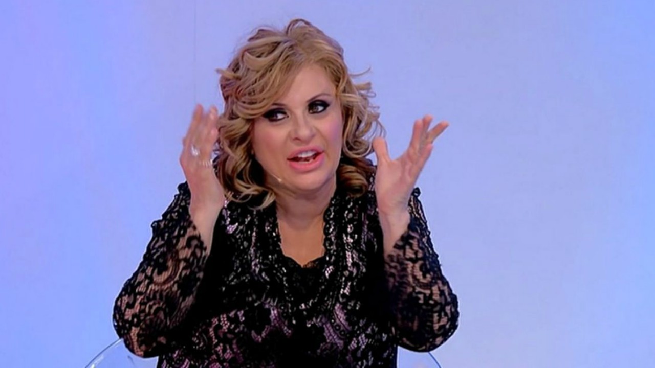 Uomini e Donne, clamoroso fuori onda di Tina Cipollari contro Gemma Galgani: "Non fate le false di me**a", Video