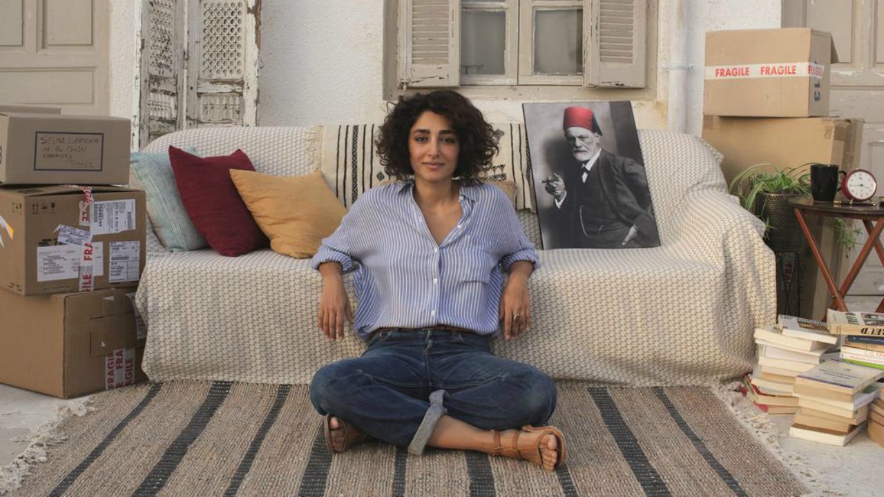 Un divano a Tunisi: una clip in esclusiva con la psicanalista Golshifteh Farahani e il suo boss barbuto