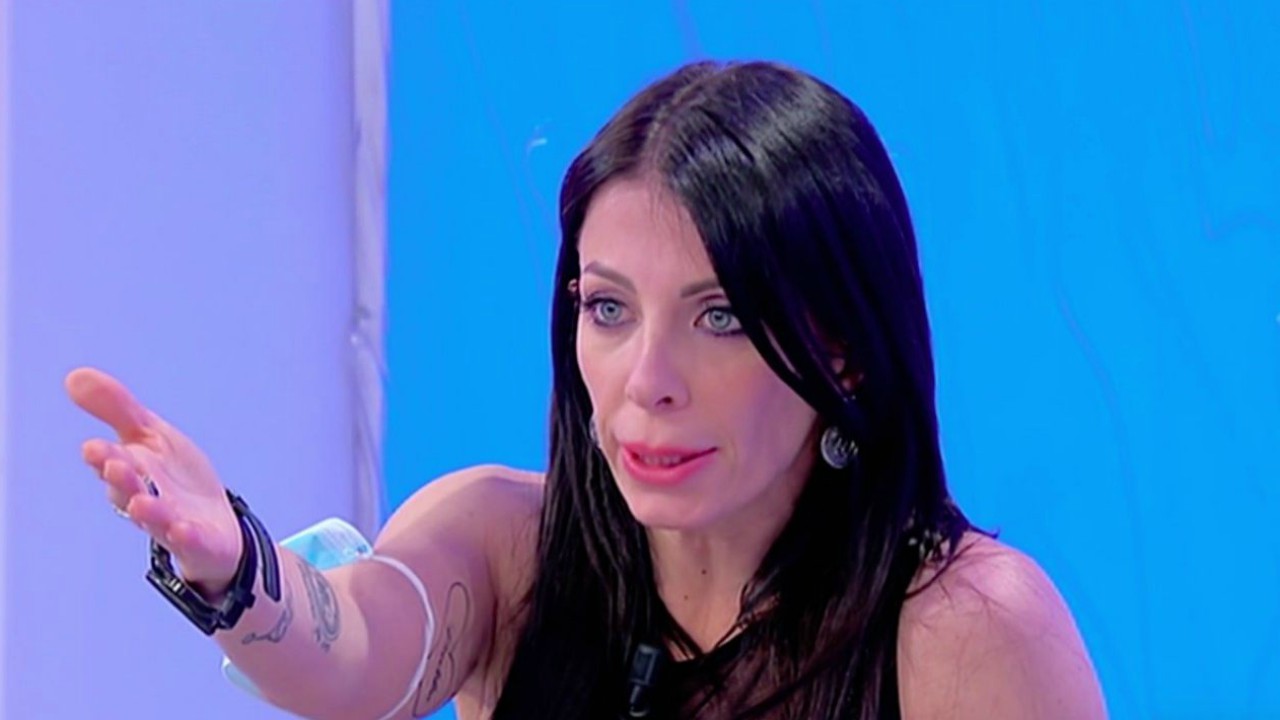 Uomini e Donne, Valentina Autiero contro Iolanda: "Per dire che è freddo vuol dire che l'hai provato"