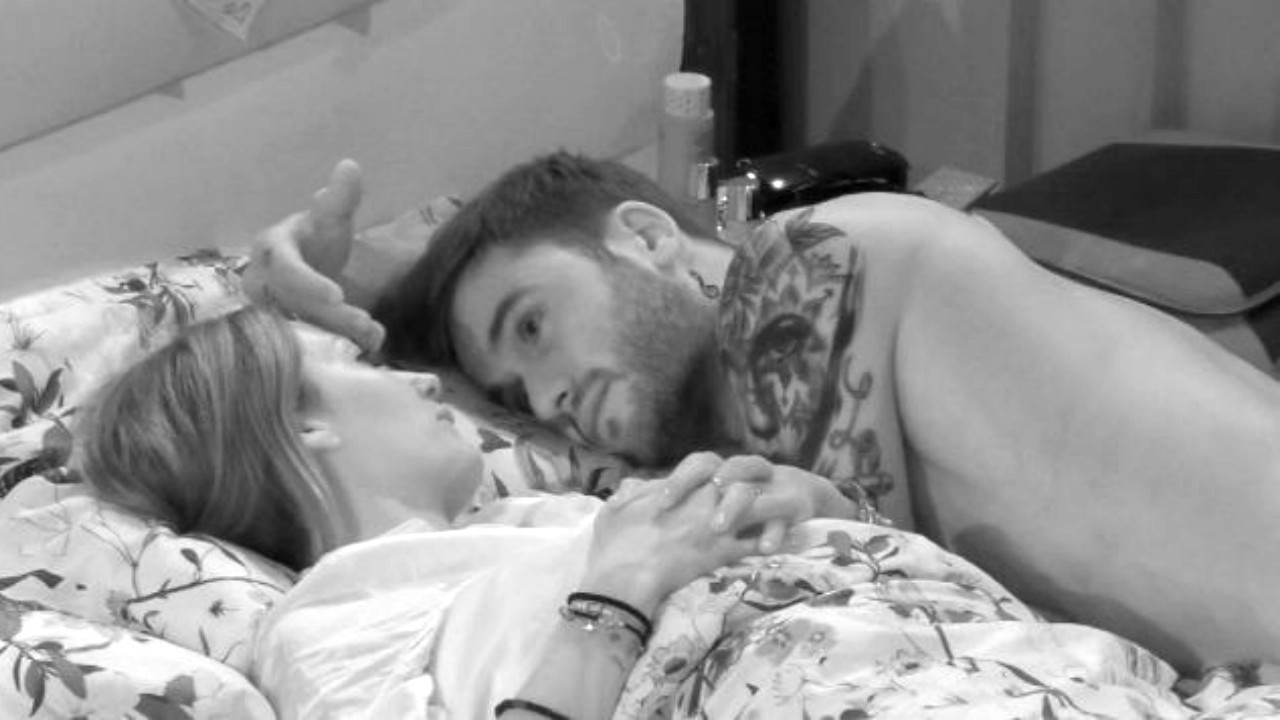 Grande Fratello Vip, Pierpaolo Pretelli 'assale' Elisabetta Gregoraci nella notte: scatta il Bacio?